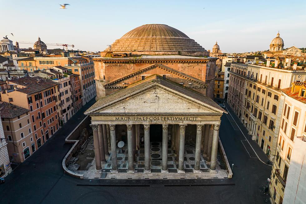 Veduta aerea del Pantheon di Roma con la cupola e il portico