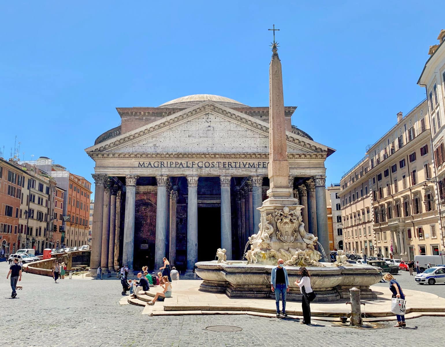 La facciata e il portico del Pantheon visti dalla piazza