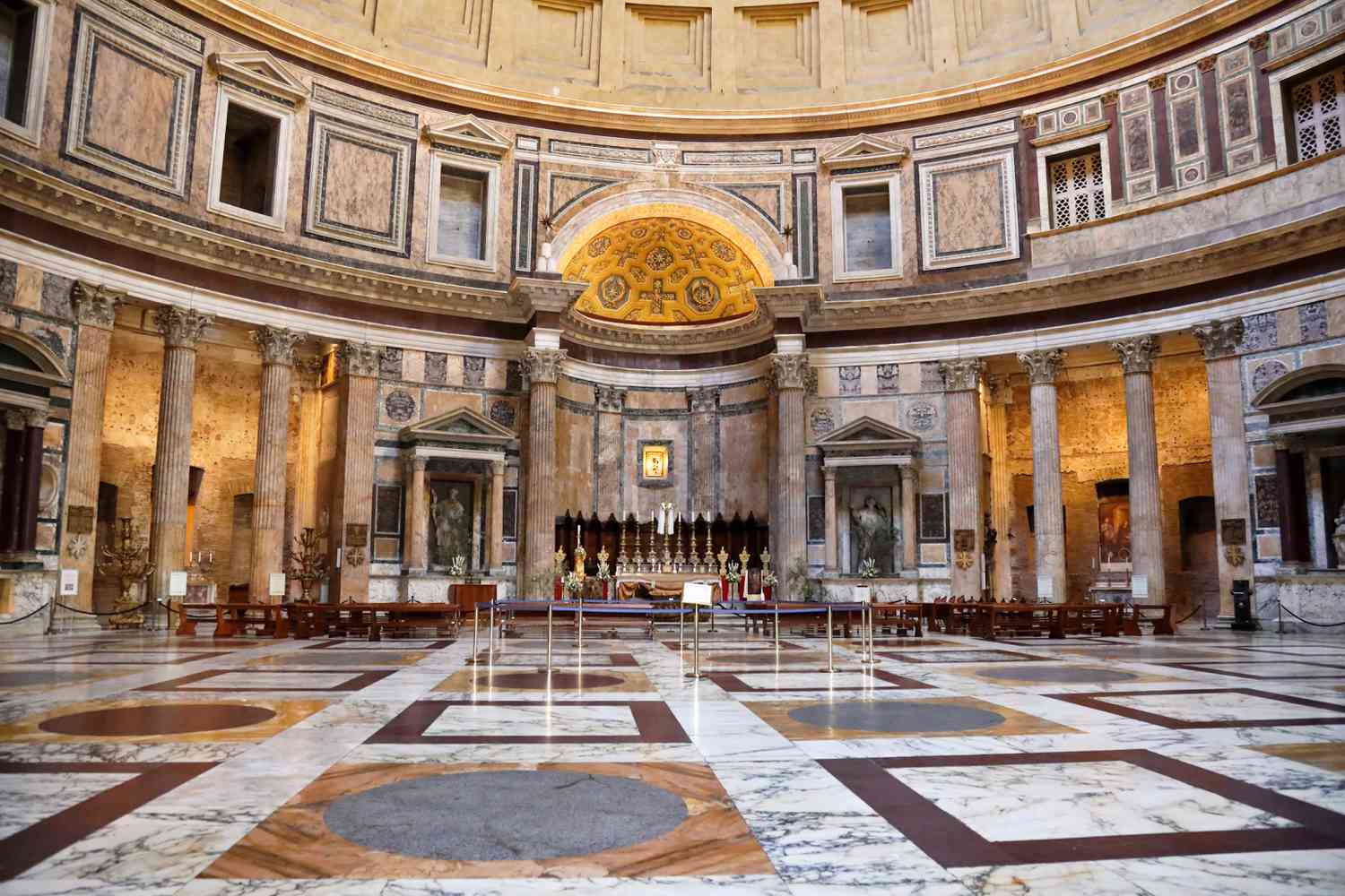 L'interno del Pantheon con il pavimento in marmo e gli altari