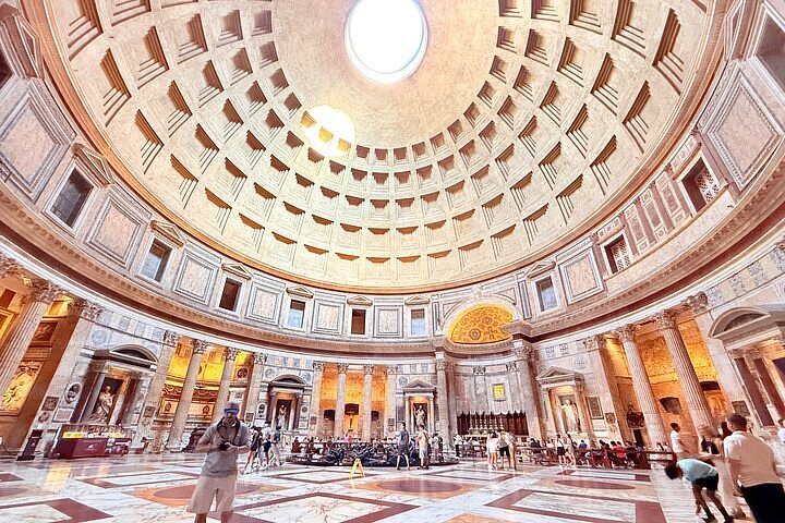 La cupola a cassettoni del Pantheon con l'oculo aperto