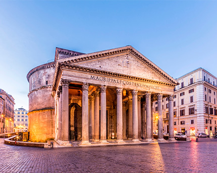 Il portico del Pantheon all'imbrunire con le colonne illuminate